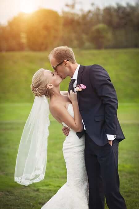 15 Modern Must-Have Wedding Poses for Brides and Grooms - Printique, An ...