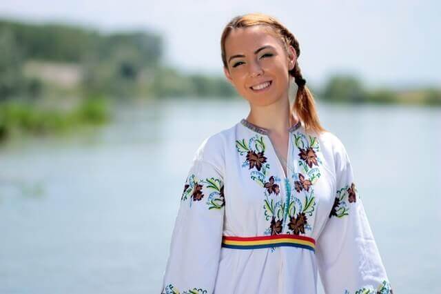girl-peasant-woman-tradition-water-158007