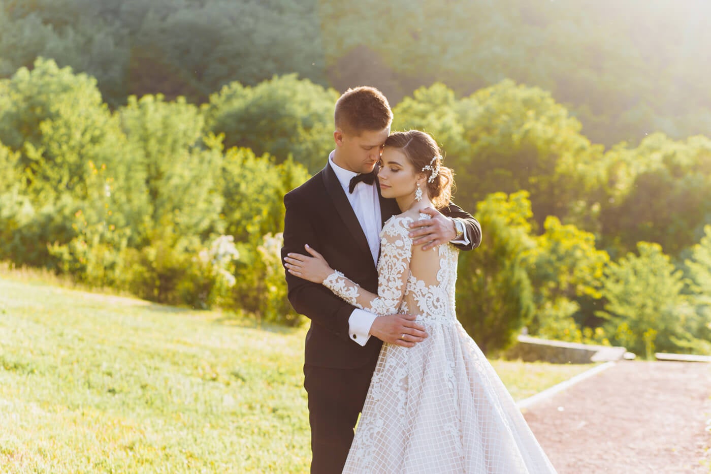 modern bride and groom poses