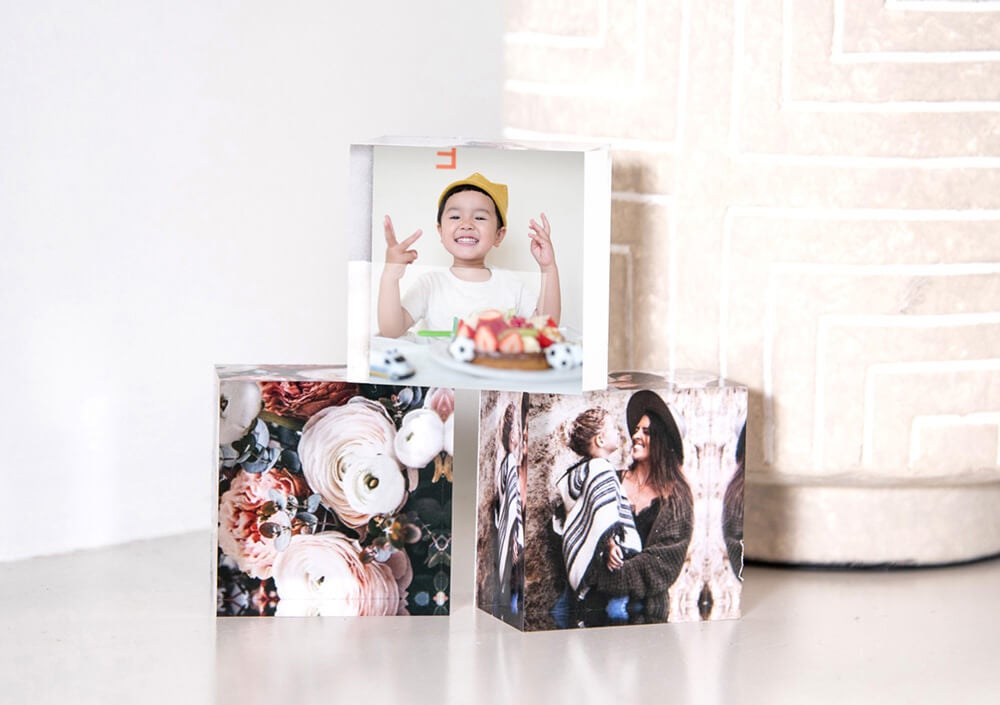 acrylic photo cubes on desk by printiuqe