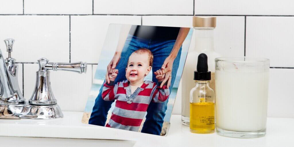 A metal print of a happy father and son used to decorate a bathroom.